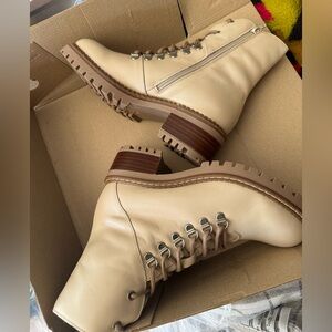 🎉LAST CHANCE🎉 BERTUCHI
Made In Spain Leather Laced Up Boots